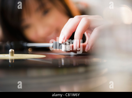 Korean woman playing record sur bras Banque D'Images