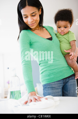 African American mother holding baby boy et de nettoyage Banque D'Images