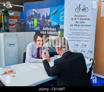 Paris, France, Homme au salon de l'emploi de Paris, chercheur d'emploi chez 'J.C. Decauxs' Corporation, Publicité urbaine, employeurs de discussion Banque D'Images