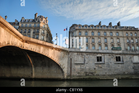 Quai de la Seine et le fragment de "pont" Pont Royal le matin, Paris, France. Banque D'Images