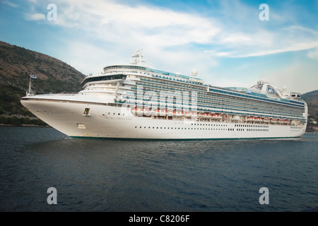 DUBROVNIK - 27 SEPTEMBRE : Ruby Princess Cruiser quitter le port le 27 septembre 2011 à Dubrovnik, Croatie. Banque D'Images