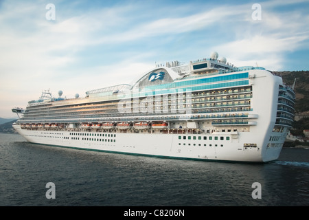 DUBROVNIK - 27 SEPTEMBRE : Ruby Princess Cruiser quitter le port le 27 septembre 2011 à Dubrovnik, Croatie. Banque D'Images