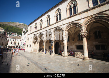 DUBROVNIK - 28 SEPTEMBRE : les touristes profitant de la vieille ville, 28 septembre 2011 à Dubrovnik, Croatie. Banque D'Images