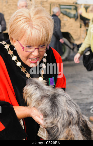 Vice-maire de la ville de Belfast, Ruth Patterson, avec Finn, mascotte du Royal Irish Regiment Banque D'Images