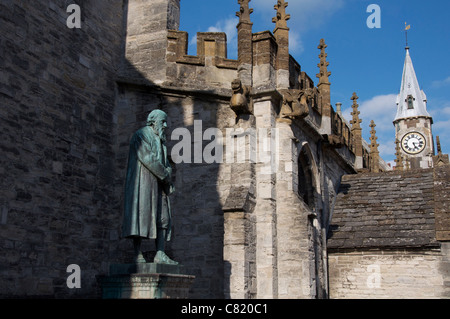 La statue de Dorset poète William Barnes attrape le soleil du soir. Derrière, est la tour de l'horloge de Dorchester's Corn Exchange. Dorset, Angleterre, Royaume-Uni. Banque D'Images