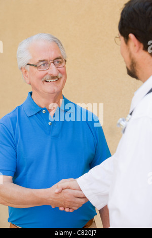Man shaking hands with médecin Banque D'Images