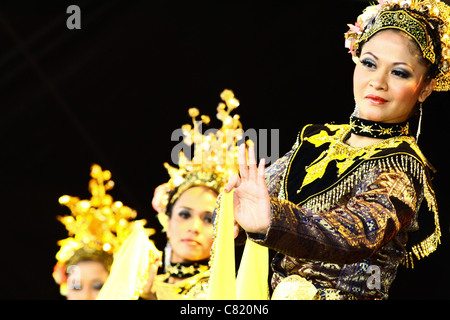 Danseurs exécuter une danse malaisienne traditionnelle à Trafalgar Square à Londres dans le cadre d'une célébration de la culture malaisienne. Banque D'Images