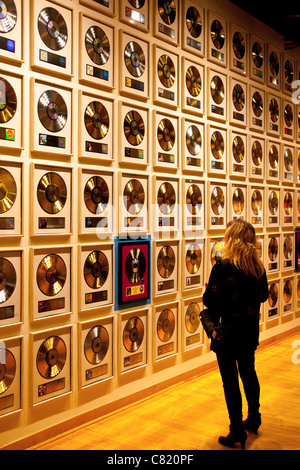 Musique fan vues collection d'Albums or et platine au Country Music Hall of Fame, Nashville Tennessee USA Banque D'Images