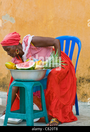 Femme non identifiée Palenquera fruits vente à Carthagène en Colombie, le 21 décembre 2010, sont une Palenqueras descendan africaine unique Banque D'Images