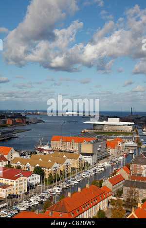 Vue aérienne du harbouf intérieur de Copenhague. L'ancien restaurant noma célèbre dans l'ancien entrepôt en carrelage rouge du centre et l'Opéra de Copenhague Banque D'Images