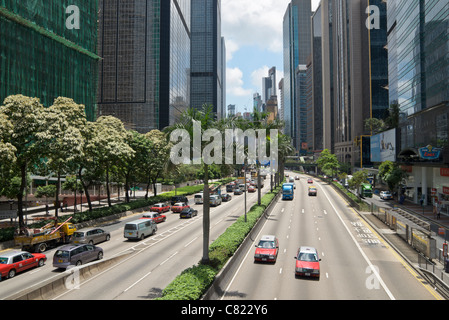 Trafic sur Gloucester Road, Wan Chai, Hong Kong Banque D'Images