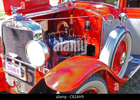 Capot ouvert sur une voiture Graham-Paige d'époque 1929 Banque D'Images