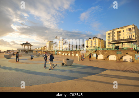 Brighton et Hove front de mer à la fin de l'été description de la planche à roulettes les garçons, Brighton, East Sussex, UK Banque D'Images