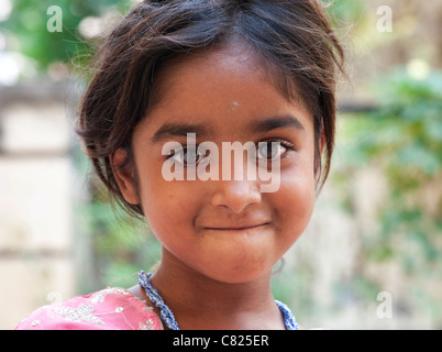 Heureux jeunes pauvres caste inférieure Indian street girl smiling. L'Andhra Pradesh, Inde Banque D'Images