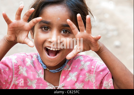 Heureux jeunes pauvres caste inférieure Indian street girl smiling. L'Andhra Pradesh, Inde Banque D'Images