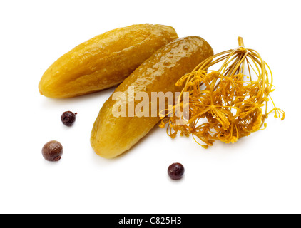 Cornichons salés isolé sur fond blanc Banque D'Images