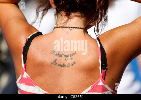 Spectateur avec un tatouage sur son dos, j'ai fermé les yeux pour voir, à l'US IOpen tennis championships 2011 Banque D'Images