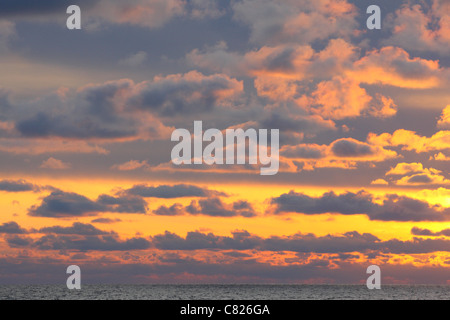 Soir nuages sur la mer Baltique. Banque D'Images