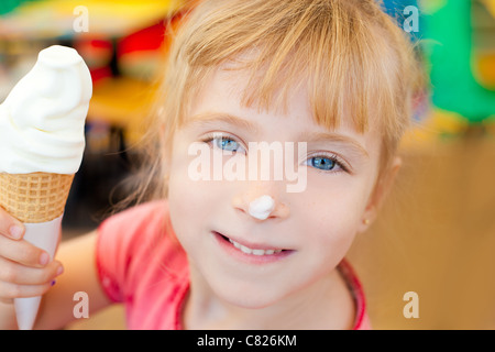 Enfants fille heureuse avec cône icecream smiling Banque D'Images