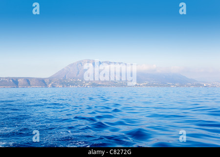 Denia Javea Mongo de la montagne dans la mer de la côte blanche d'Alicante Espagne Banque D'Images