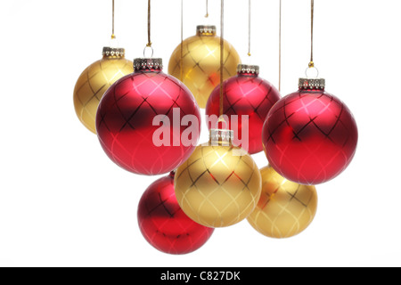 Groupe de rouge et or boules de Noël suspendues sur blanc. Banque D'Images