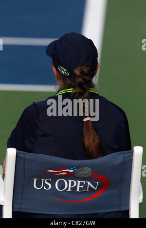 Lineswoman vers le bas à la ligne de base à l'US Open Tennis Championships 2011 Banque D'Images