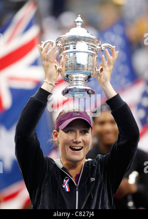 Samantha Stosur (AUS) holding up son trophée gagnants à l'US Open 2011, Banque D'Images