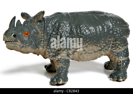 Jouet en plastique figurine rhinocéros isolé sur fond blanc Modèle Libération : N° des biens : Non. Banque D'Images