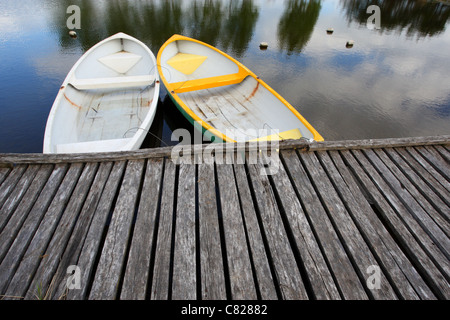 Deux bateaux attachés à des dock. Banque D'Images