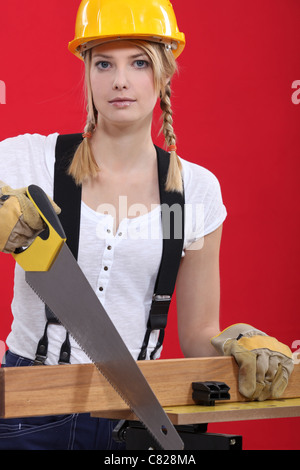 Female carpenter le sciage. Banque D'Images