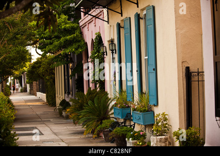 Ligne arc-en-ciel les maisons historiques le long de la rue de la batterie Charleston, SC. Banque D'Images