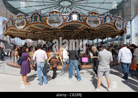 Les gens visitez la ville historique de Jane's carousel à Brooklyn Bridge park dans la section de dumbo brooklyn à new york. Banque D'Images