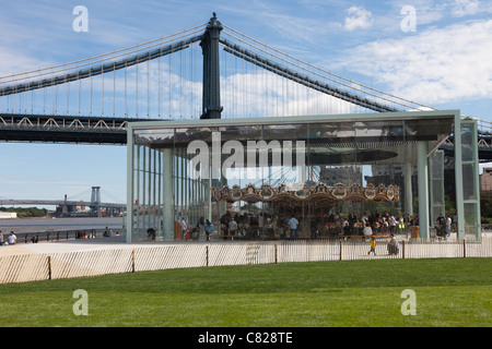 Le quartier historique de Jane's Carousel à Brooklyn Bridge Park près de la Pont de Manhattan à New York City. Banque D'Images