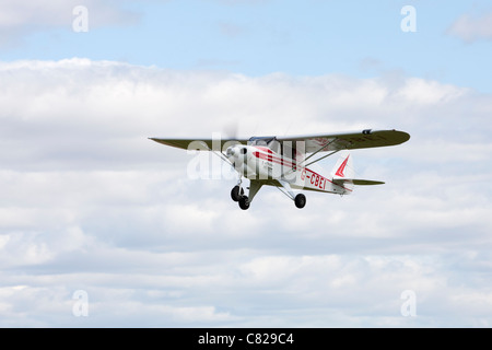 Piper PA-22-108 Colt G-CBEI en vol Banque D'Images