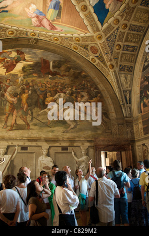 Les touristes visitant la Stanza della Segnatura ou prix de la signature des fresques de Raphaël au Vatican, Rome Banque D'Images