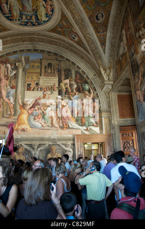 Les touristes visitant la Stanza della Segnatura ou prix de la signature des fresques de Raphaël au Vatican, Rome Banque D'Images