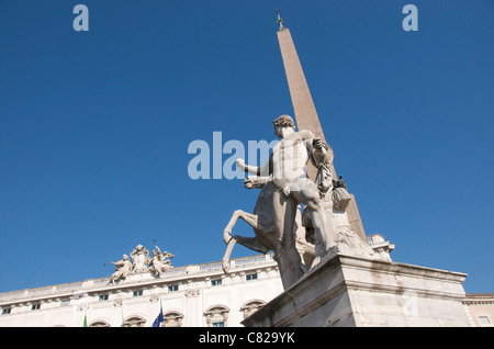 Obélisque du Quirinal en face du Palazzo del Quirinale, Rome, Latium, Italie, Europe Banque D'Images
