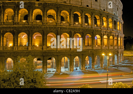 Le colisée la nuit, Rome, Italie, Europe Banque D'Images