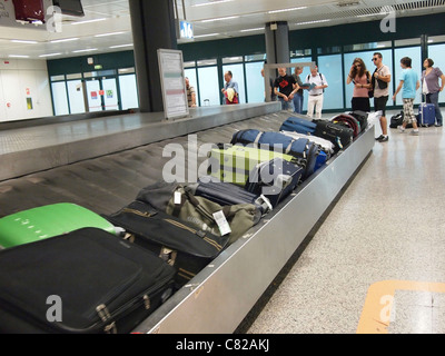 L'attente pour les bagages et valises sur un distributeur rotatif demande, l''aéroport de Fiumicino, Rome, Italie Banque D'Images