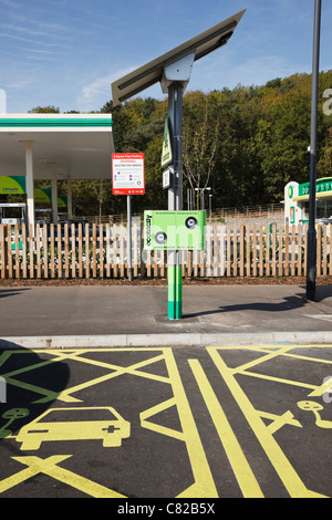 Ecotricity gratuitement de charge électrique à énergie solaire pour recharger la batterie électrique points powered véhicules dans une station-service sur autoroute. England UK Banque D'Images