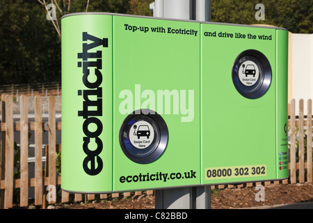 En Angleterre, Royaume-Uni, Grande Bretagne. Ecotricity point de recharge pour la recharge de véhicules électriques à batterie d'une station d'autoroute Banque D'Images