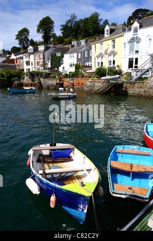 Barques et maisons à côté de la rivière Fowey Cornwall , , Angleterre Banque D'Images