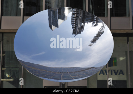 Anish Kapoor's Sky un miroir concave poli plat en Cour d'Aviva Banque D'Images