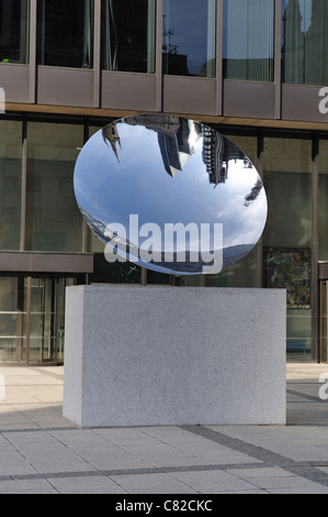 Anish Kapoor's Sky un miroir concave poli plat en Cour d'Aviva Banque D'Images