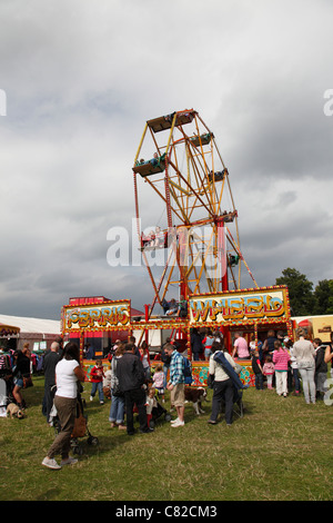 Une grande roue à une fête foraine au Royaume-Uni. Banque D'Images