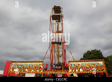 Une grande roue à une fête foraine au Royaume-Uni. Banque D'Images