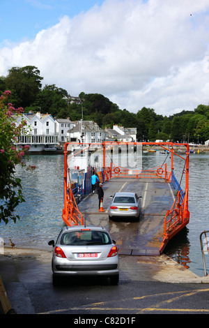 Ferry pour monter en voiture à Bodinnick pour traverser la rivière Fowey jusqu'à Fowey, Cornwall, Angleterre Banque D'Images