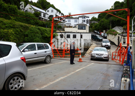 L'embarquement des voitures à Bodinnick ferry pour traverser la rivière Fowey Fowey, Cornwall à , Angleterre Banque D'Images