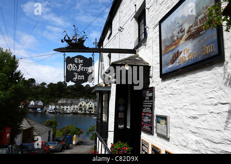 The Old Ferry Inn, River Fowey en arrière-plan, Bodinnick, près de Fowey, Cornwall, Angleterre Banque D'Images