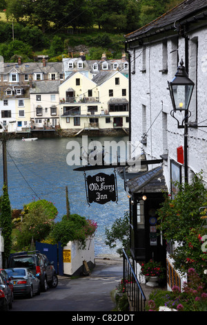 Old Ferry Inn and Hall Terrace Street, River Fowey en arrière-plan, Bodinnick, près de Fowey, Cornwall, Angleterre Banque D'Images